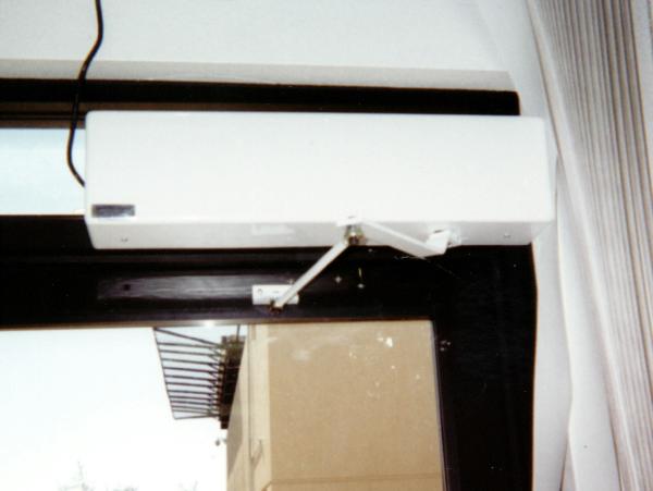 Closeup of closer instalation